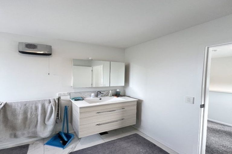 Photo of property in 3/24 Kelwyn Road, Kelston, Auckland, 0602