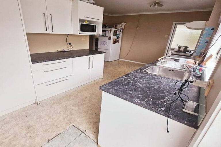 Photo of property in 2/940 East Coast Road, Northcross, Auckland, 0630