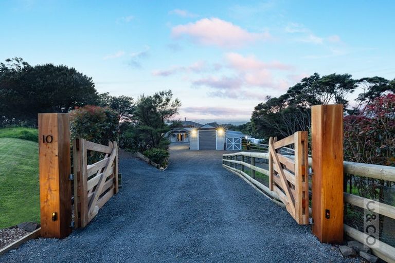 Photo of property in 10 Kaipara View Road, Helensville, 0875