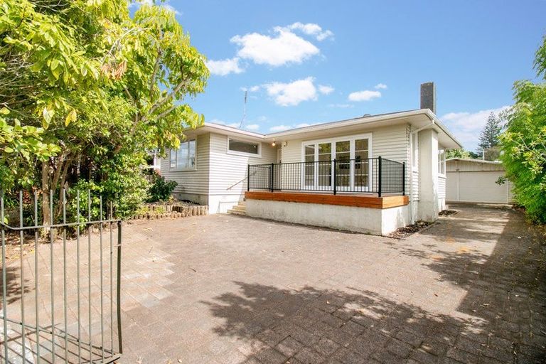 Photo of property in 16 Koru Street, Mangere Bridge, Auckland, 2022