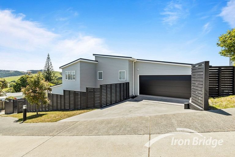 Photo of property in 20 Rauta Way, Helensville, 0800