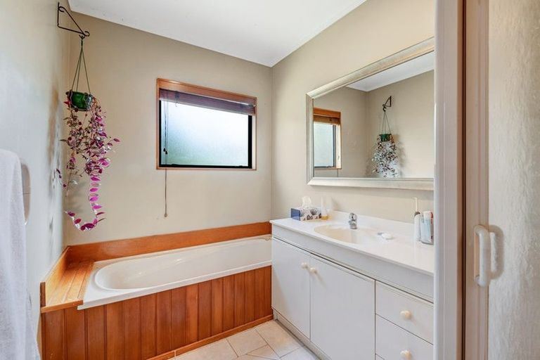 Photo of property in 59 Unsworth Drive, Unsworth Heights, Auckland, 0632