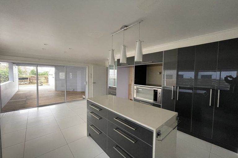 Photo of property in 16 River Road, Te Atatu Peninsula, Auckland, 0610