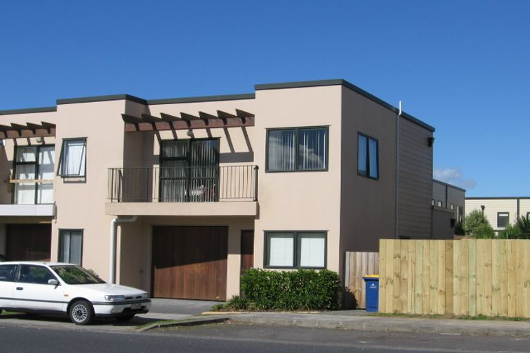 Photo of property in 12/17 Harbour View Road, Te Atatu Peninsula, Auckland, 0610