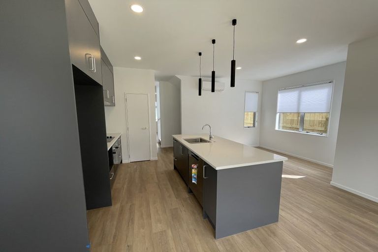 Photo of property in 17 Paparahi Place, Wainui, 0992