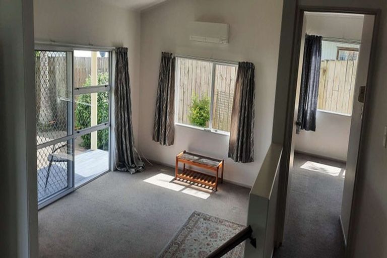 Photo of property in 2 Davern Lane, New Lynn, Auckland, 0600