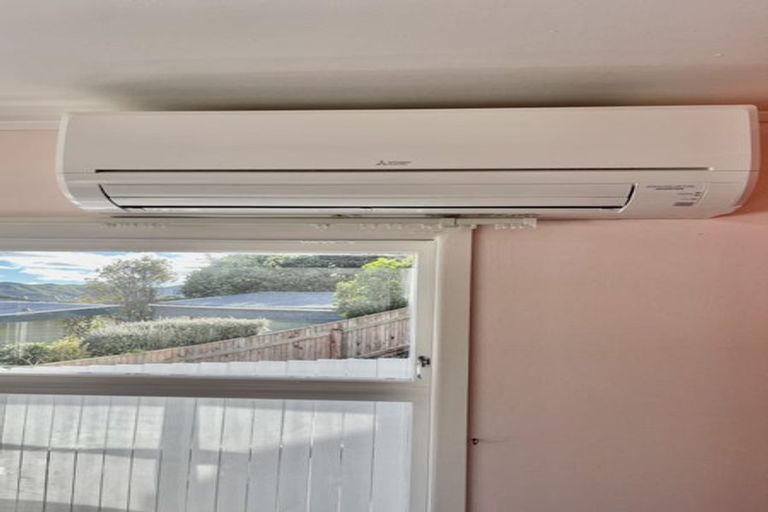 Photo of property in 76 Stewart Drive, Newlands, Wellington, 6037