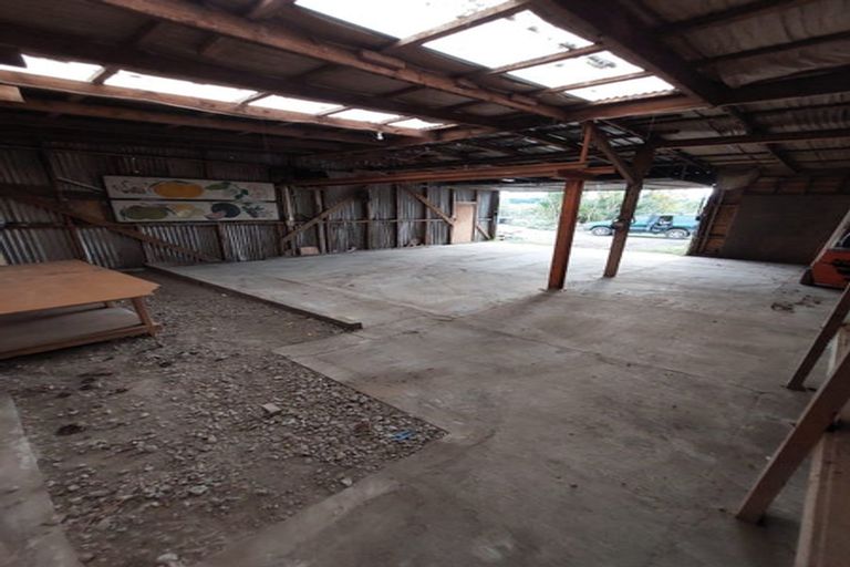 Photo of property in 37 Shaw Road, Oratia, Auckland, 0604