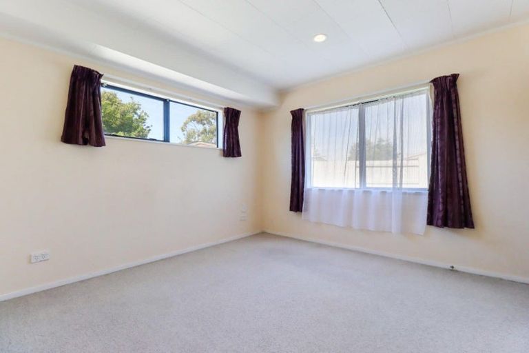 Photo of property in 75 Hillcrest Drive, Kelvin Grove, Palmerston North, 4414