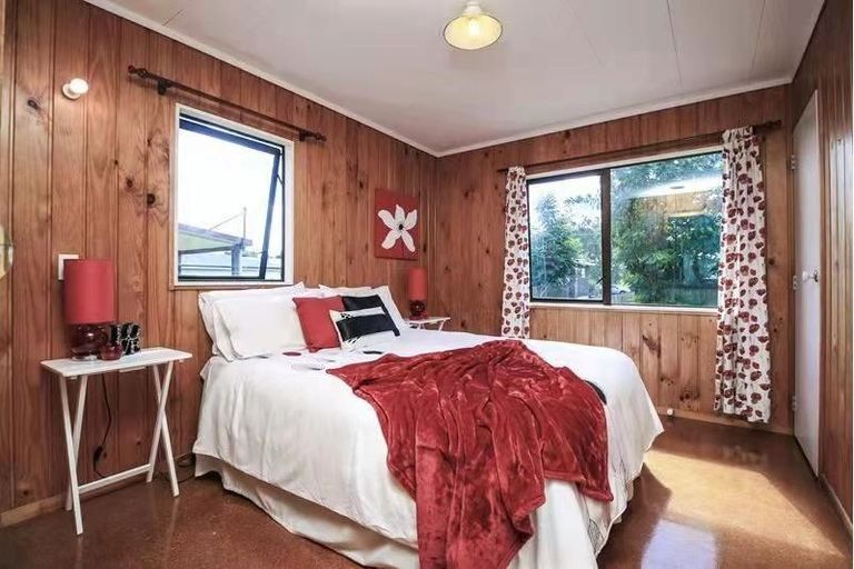 Photo of property in 20 Yeovil Road, Te Atatu Peninsula, Auckland, 0610