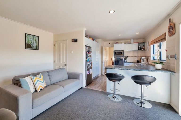Photo of property in 14 San Vito Place, Henderson, Auckland, 0612