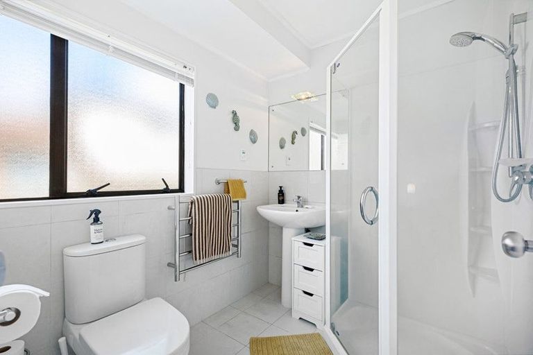 Photo of property in 2/1 Bluefin Way, West Harbour, Auckland, 0618