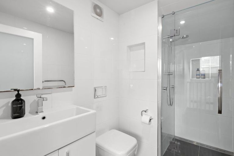 Photo of property in 17 West Road, Northland, Wellington, 6012