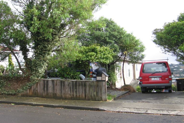 Photo of property in 35 Fitzpatrick Street, Newlands, Wellington, 6037