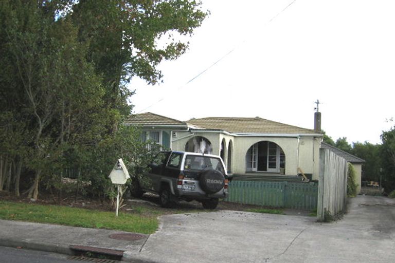 Photo of property in 12 Renata Crescent, Te Atatu Peninsula, Auckland, 0610