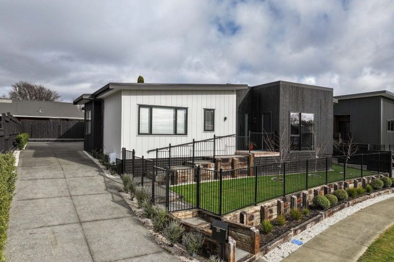 Photo of property in 35 Ashford Avenue, Hokowhitu, Palmerston North, 4410