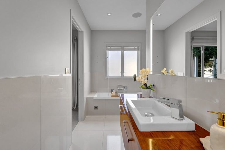 Photo of property in 1 Gleneagles Way, Waiwhakaiho, New Plymouth, 4312