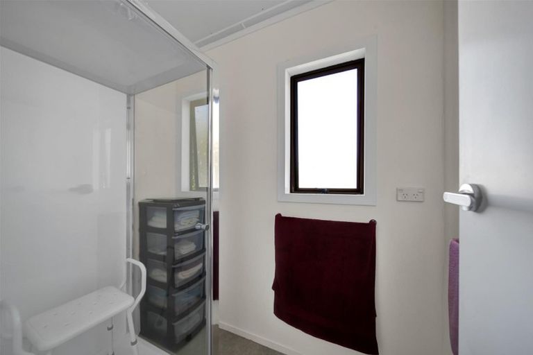 Photo of property in 1 Robbins Crescent, Hawera, 4610