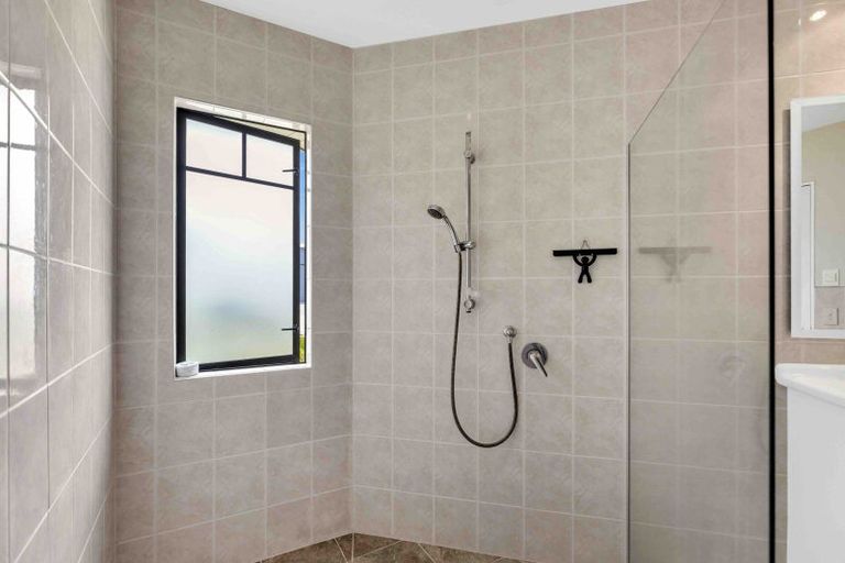 Photo of property in 27 Pohutukawa Drive, Levin, 5571