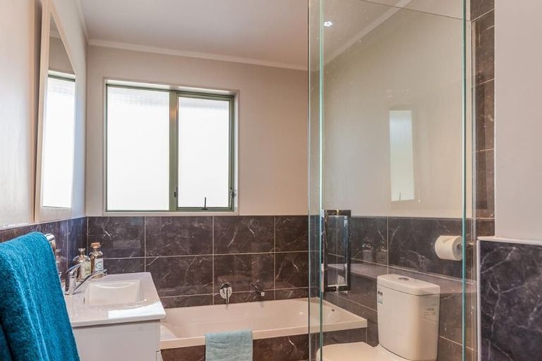 Photo of property in 43 Hewlett Road, Massey, Auckland, 0614