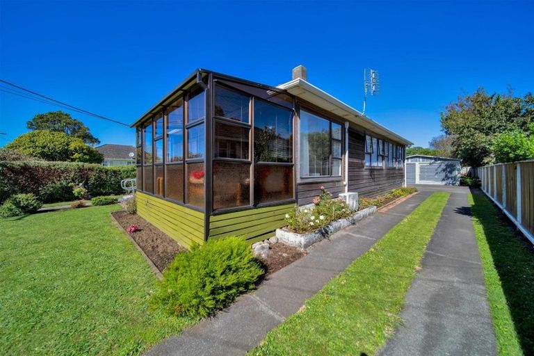 Photo of property in 1 Robbins Crescent, Hawera, 4610