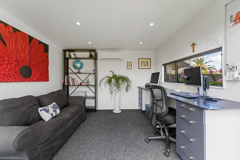 Photo of property in 2 Tollana Road, Te Atatu Peninsula, Auckland, 0610