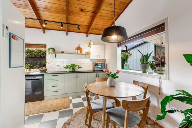 Photo of property in 2/9 London Street, Te Atatu Peninsula, Auckland, 0610