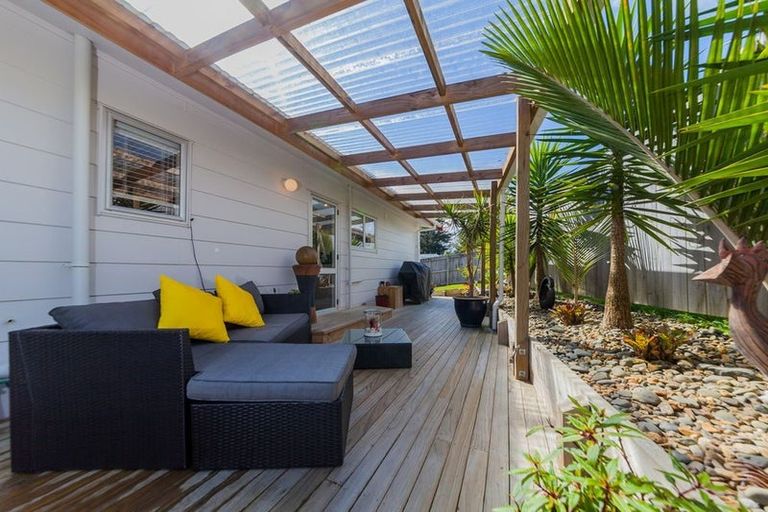 Photo of property in 18 Garton Drive, Massey, Auckland, 0614