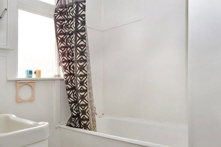 Photo of property in 34 Shamrock Street, Takaro, Palmerston North, 4412