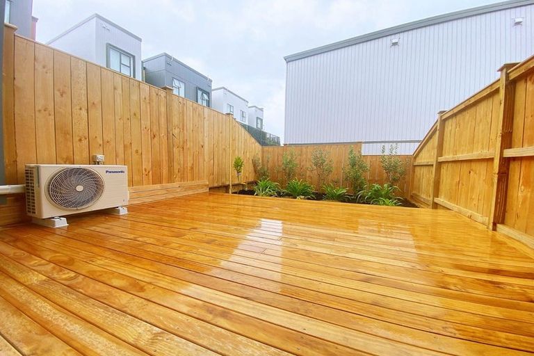 Photo of property in 32 Kuaha Road, Massey, Auckland, 0614