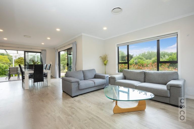 Photo of property in 15 Vogwill Road, Kumeu, 0810