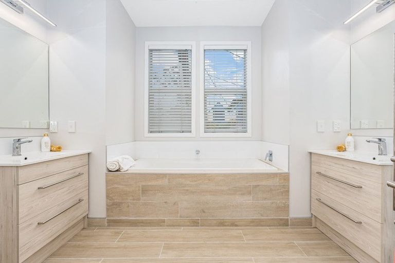 Photo of property in 5a Torless Terrace, Thorndon, Wellington, 6011