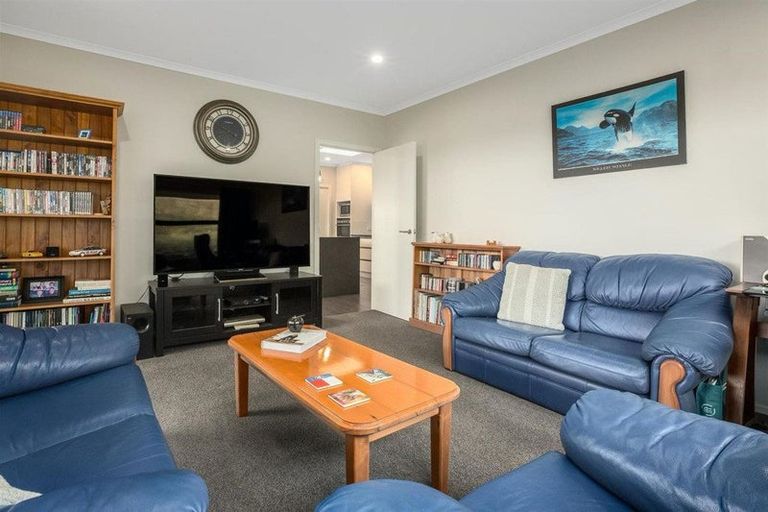 Photo of property in 12 Canary Way, Whitby, Porirua, 5024