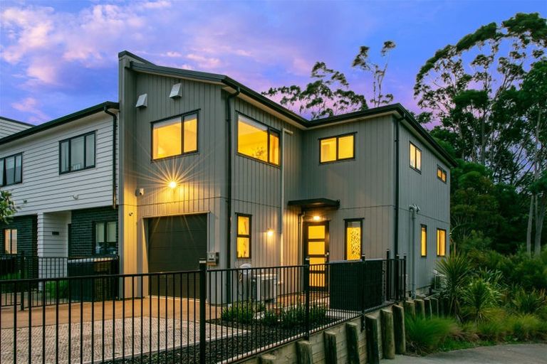 Photo of property in 11 Kaimai Avenue, Massey, Auckland, 0614