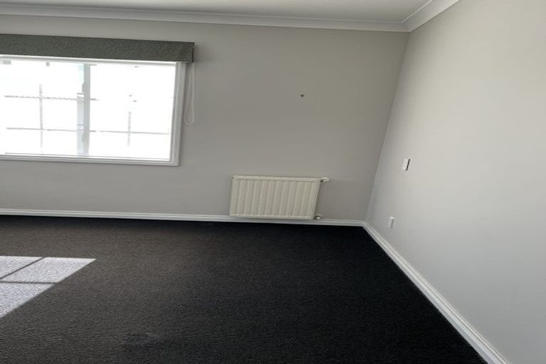 Photo of property in 3 Onemana Way, Te Atatu Peninsula, Auckland, 0610
