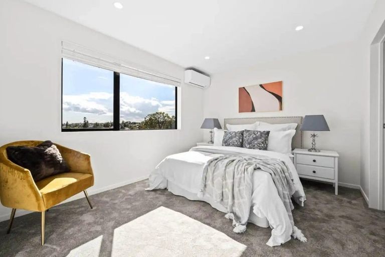 Photo of property in 7b Maroubra Place, Botany Downs, Auckland, 2010