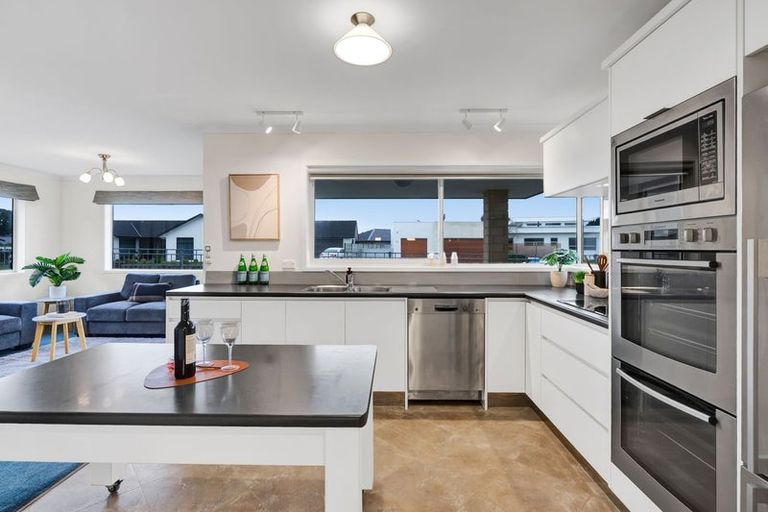 Photo of property in 6 Saint Andrews Parkway, Waiwhakaiho, New Plymouth, 4312