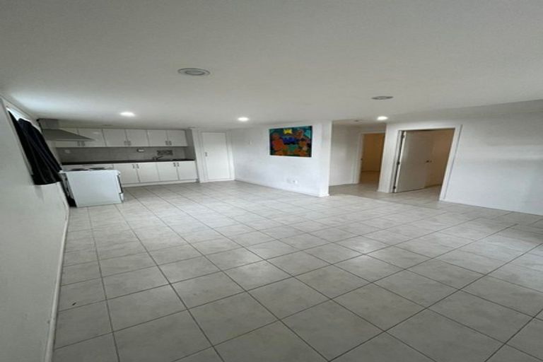 Photo of property in 10 Bishop Street, Green Bay, Auckland, 0604