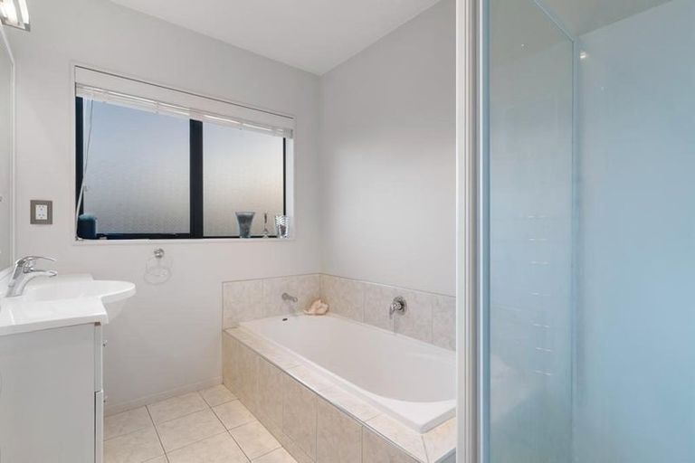 Photo of property in 30 Hercules Drive, Henderson, Auckland, 0612