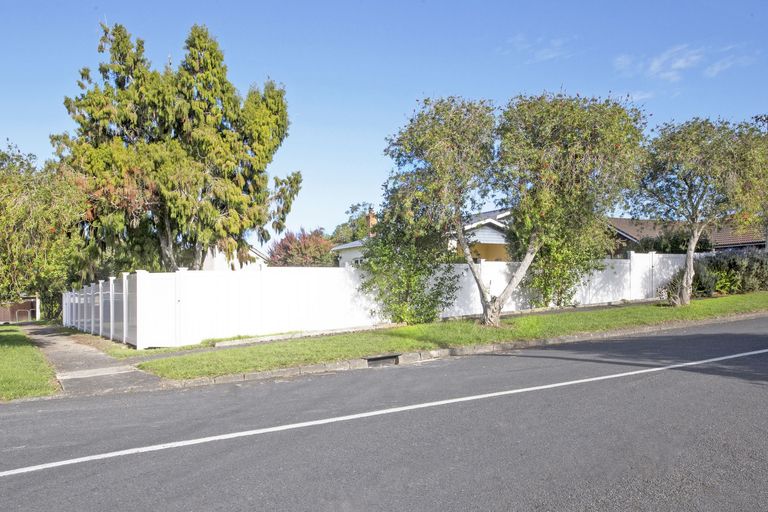 Photo of property in 2 Rewa Street, New Lynn, Auckland, 0600