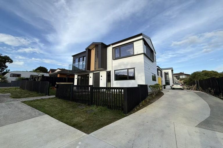 Photo of property in 21 Voltaire Court, Botany Downs, Auckland, 2010