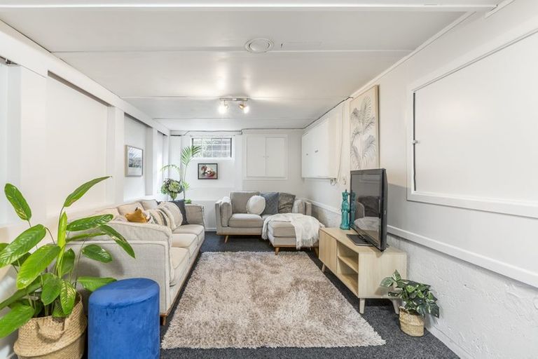 Photo of property in 15 Graham Avenue, Te Atatu Peninsula, Auckland, 0610