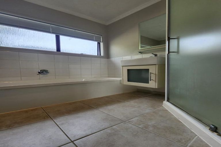 Photo of property in 6 Winstone Place, Highlands Park, New Plymouth, 4312