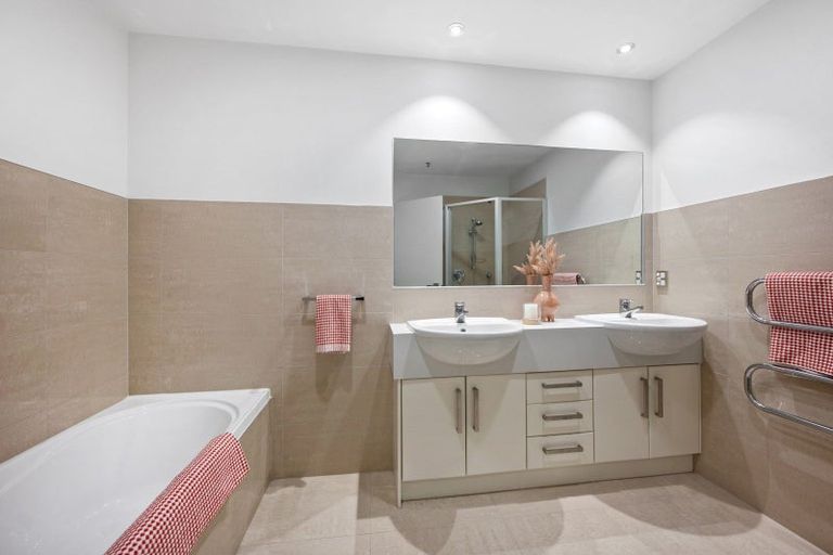 Photo of property in 175h Hurstmere Road, Takapuna, Auckland, 0622