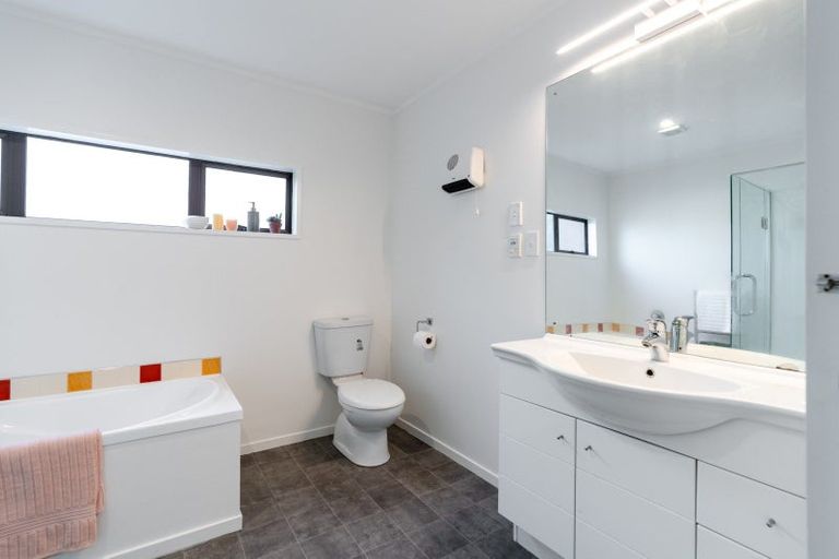 Photo of property in 16 Garden Road, Northland, Wellington, 6012