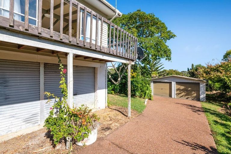 Photo of property in 16 Pohutukawa Avenue, Red Beach, 0932