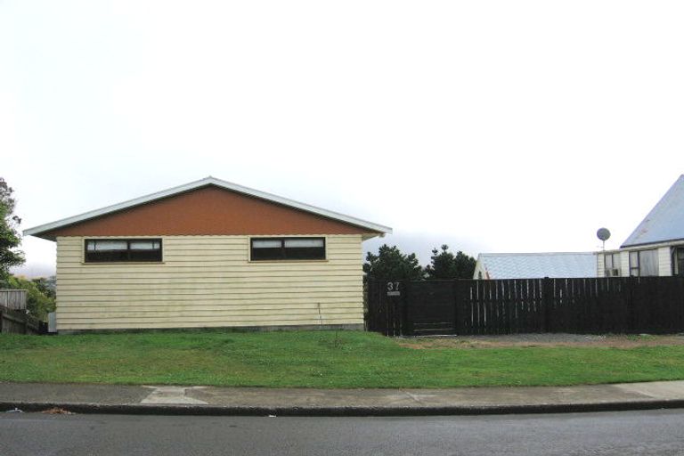 Photo of property in 37 Fitzpatrick Street, Newlands, Wellington, 6037