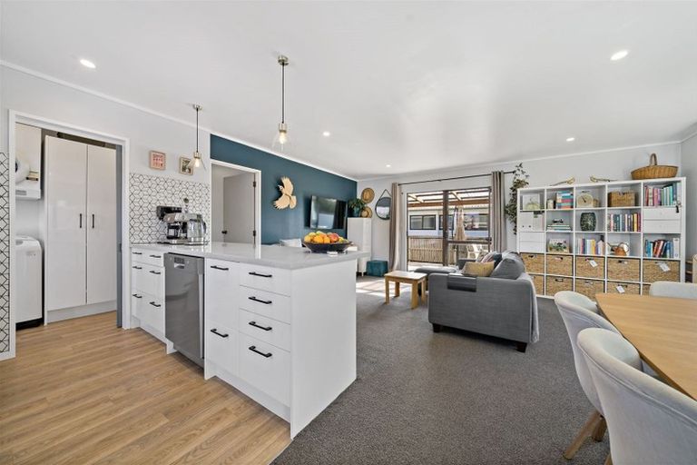 Photo of property in 80 Kervil Avenue, Te Atatu Peninsula, Auckland, 0610