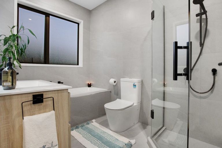 Photo of property in 12 Tarras Road, Kumeu, 0810