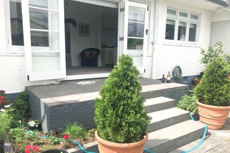 Photo of property in 208 Tukapa Street, Westown, New Plymouth, 4310